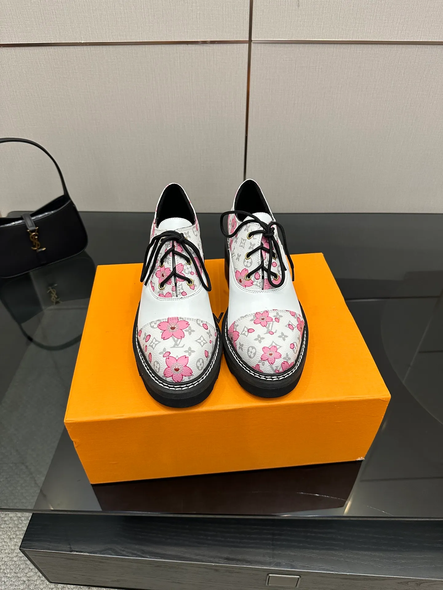 👟👟Ex-factory price 720👟👟 LOUIS VUITTON Louis Vuitton counter latest model top version LV inner cowhide material is real! Original 1:1 material reproduction! Modern and casual in one! Release a strong aura like a queen 🔥Capture everyone's attention instantly💃 Inner/foot pads: imported cowhide Fabric: cowhide Outsole: full genuine leather Code number: 35-41 (40, 41, 42 customizations are not returnable)